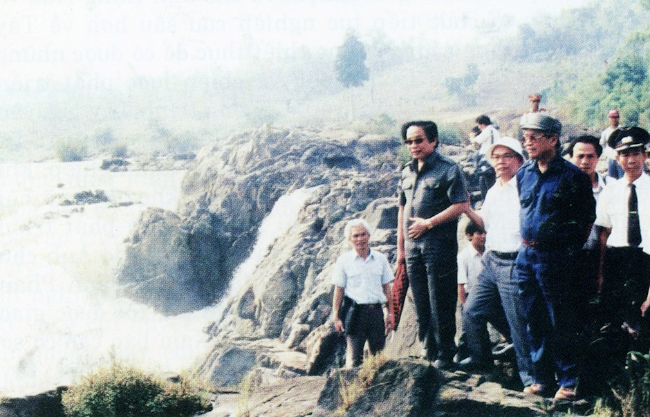 8.	Đồng chí Võ Văn Kiệt, Ủy viên Bộ Chính trị, Thủ tướng Chính phủ nước Cộng hòa xã hội Chủ nghĩa Việt Nam khảo sát địa điểm xây dựng nhà máy thủy điện Ialy (thuộc địa bàn hai tỉnh Gia Lai và Kon Tum), năm 1993. 