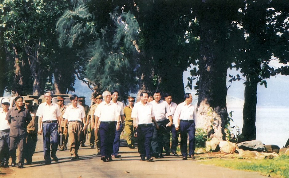 38.	Đồng chí Võ Văn Kiệt, Ủy viên Thường vụ Bộ Chính trị, Thủ tướng Chính phủ nước Cộng hòa xã hội chủ nghĩa Việt Nam thăm huyện Côn Đảo, tỉnh Bà Rịa - Vũng Tàu, ngày 23 tháng 7 năm 1997.