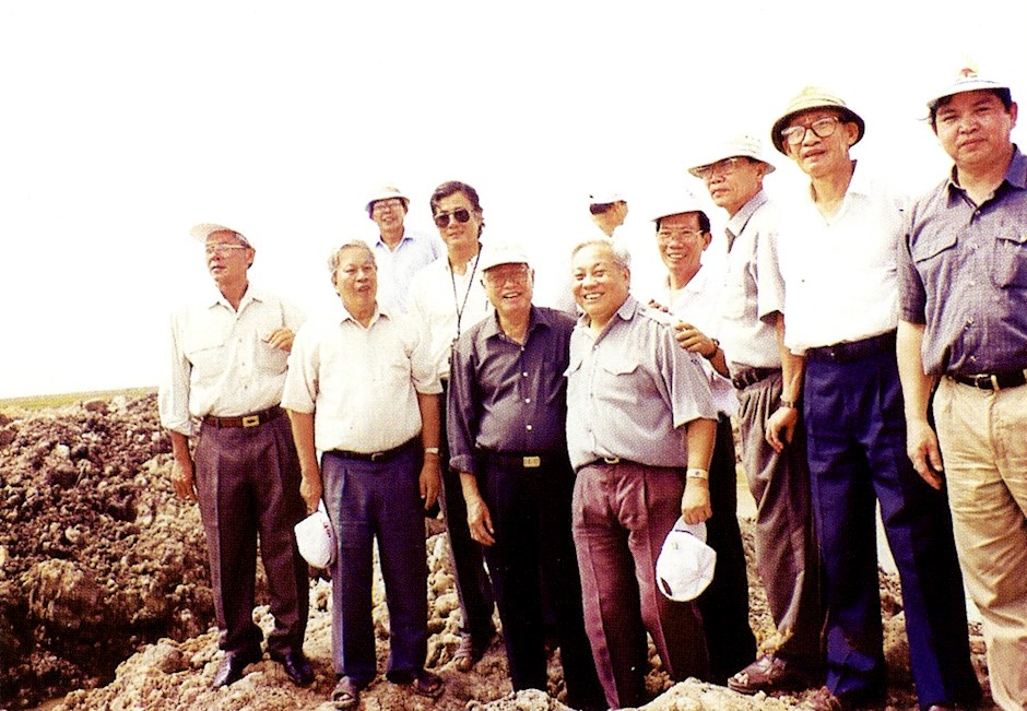 39.	Đồng chí Võ Văn Kiệt, Ủy viên Thường vụ Bộ Chính trị, Thủ tướng Chính phủ nước Cộng hòa xã hội chủ nghĩa Việt Nam cùng các nhà khoa học thăm công trình Kênh T5 thoát lũ ra biển Tây, năm 1997. Sau này, dòng kênh được người dân gọi với cái tên thân thương “Kênh Ông Kiệt”. 