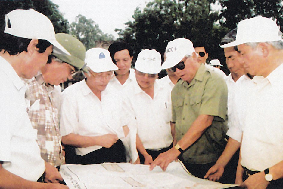 41.	Đồng chí Võ Văn Kiệt, Ủy viên Thường vụ Bộ Chính trị, Thủ tướng Chính phủ nước Cộng hòa xã hội chủ nghĩa Việt Nam kiểm tra tiến độ thi công đường cao tốc Láng - Hòa Lạc, ngày 11 tháng 7 năm 1997.