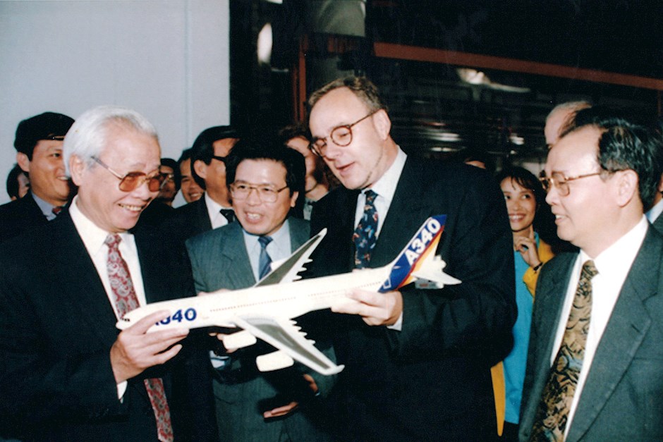 60.	Đồng chí Võ Văn Kiệt, Ủy viên Bộ Chính trị, Thủ tướng Chính phủ nước Cộng hòa xã hội Chủ nghĩa Việt Nam thăm hãng sản xuất máy bay ở Thành phố Hamburg (Đức), năm 1994.