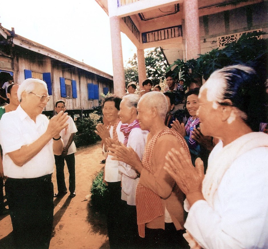 76.	Đồng chí Võ Văn Kiệt, Ủy viên Thường vụ Bộ Chính trị, Thủ tướng Chính phủ nước Cộng hòa xã hội chủ nghĩa Việt Nam thăm và chúc tết đồng bào Khmer tại tỉnh Bạc Liêu, ngày 21 tháng 01 năm 1997. 