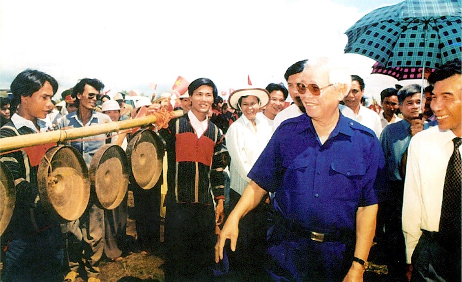 77.	Đồng chí Võ Văn Kiệt, Ủy viên Thường vụ Bộ Chính trị, Thủ tướng Chính phủnước Cộng hòa xã hội chủ nghĩa Việt Nam đến với Lễ hội cồng chiêng trong chuyến thăm và làm việc tại huyện Ea-súp tỉnh Đắc Lắc, ngày 13 tháng 4 năm 1997.