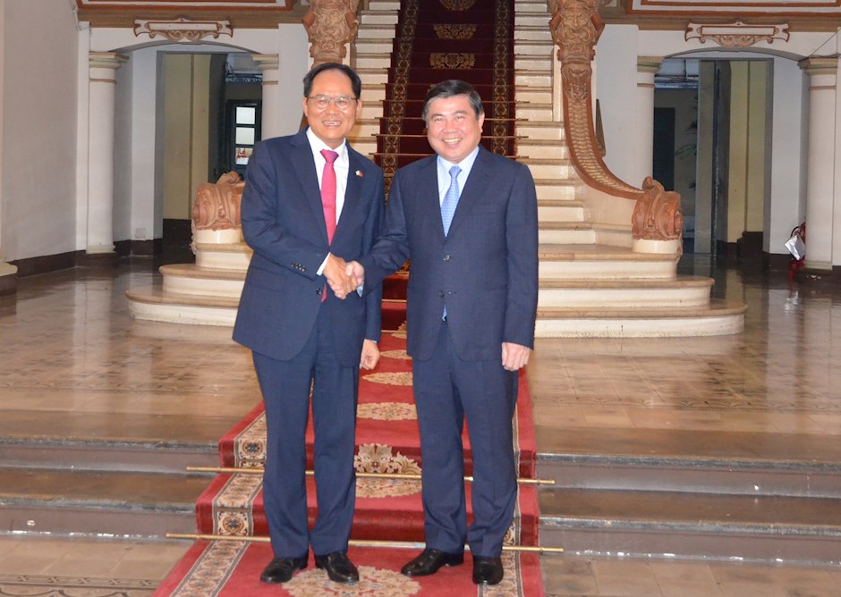 Chủ tịch UBND TP Nguyễn Thành Phong tiếp Đại sứ Hàn Quốc tại Việt Nam Park Noh Wan. (Ảnh: S. Hải)
