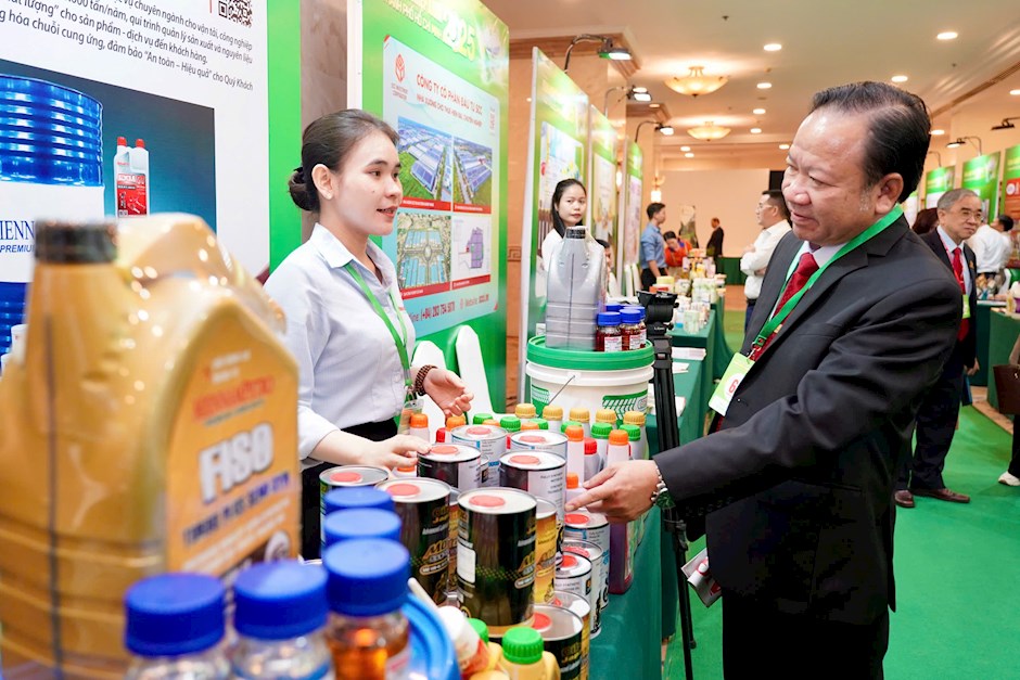 Các doanh nghiệp xanh trưng bày giới thiệu sản phẩm bên lề buổi lễ. Ảnh: SGGP