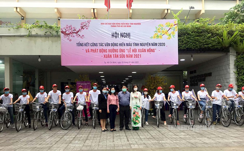 Hội viên Hội Chữ thập đỏ TP diễu hành xe đạp vận động hiến máu tình nguyện năm 2021