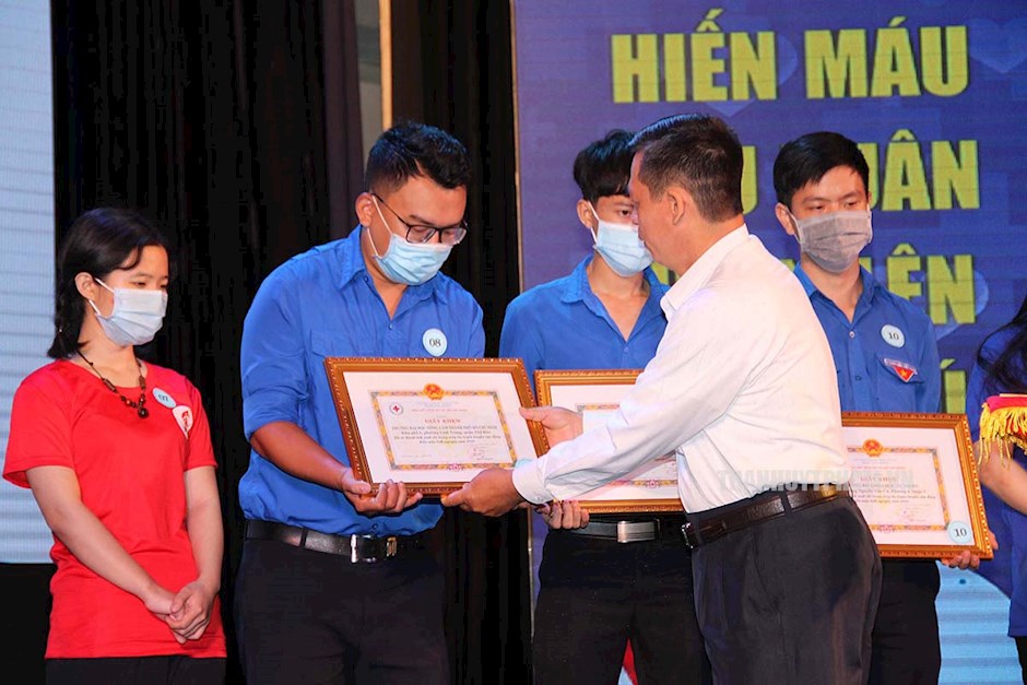 Phó Chủ tịch Hội Chữ thập đỏ TP Trần Văn Tuấn trao bằng khen của UBND TPHCM cho các cá nhân có trên 20 lần tham gia hiến máu tình nguyện