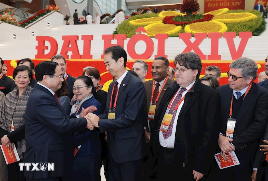 Thủ tướng Phạm Minh Chính với các đại biểu quốc tế tới dự phiên bế mạc Đại hội XIV của Đảng. (Ảnh: TTXVN)