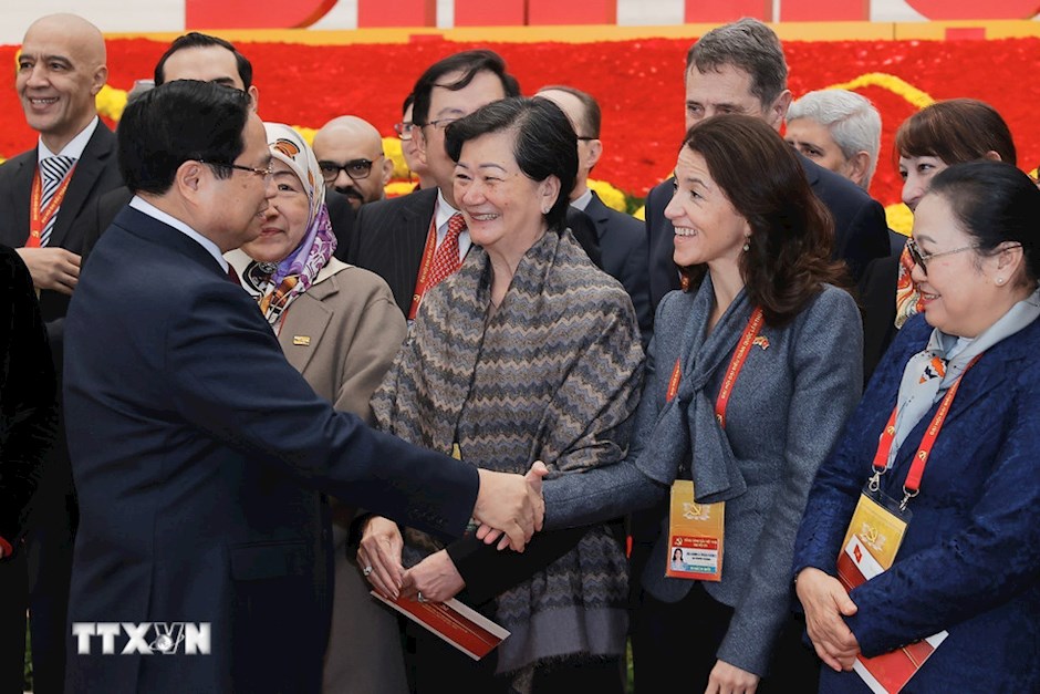 Thủ tướng Phạm Minh Chính với các đại biểu quốc tế dự phiên bế mạc Đại hội XIV của Đảng. (Ảnh: TTXVN)