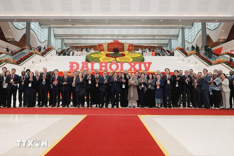 Thủ tướng Phạm Minh Chính với các đại biểu quốc tế dự phiên bế mạc Đại hội XIV của Đảng. (Ảnh: TTXVN)