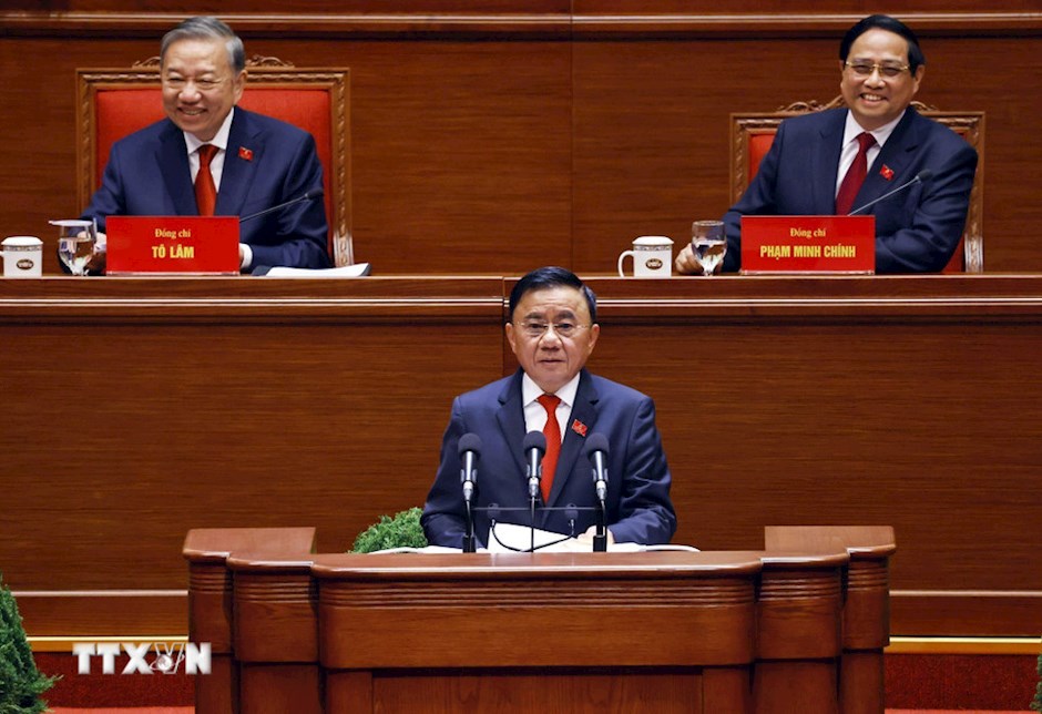 Đồng chí Trần Cẩm Tú, Ủy viên Bộ Chính trị, Thường trực Ban Bí thư trình bày Báo cáo tiếp thu, giải trình của Đoàn Chủ tịch về ký kiến thảo luận của các đại biểu đối với dự thảo các văn kiện và Báo cáo kiểm điểm sự lãnh đạo, chỉ đạo của Ban Chấp hành Trung ương khóa XIII trình Đại hội XIV của Đảng. (Ảnh: TTXVN)