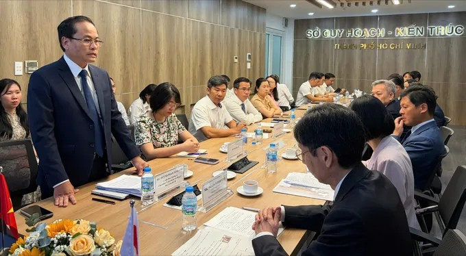 &Ocirc;ng Huỳnh Phạm Tuấn Anh, Ph&oacute; Gi&aacute;m đốc Sở QH-KT TPHCM ph&aacute;t biểu tại lễ k&yacute; kết. (Ảnh: SGGP)