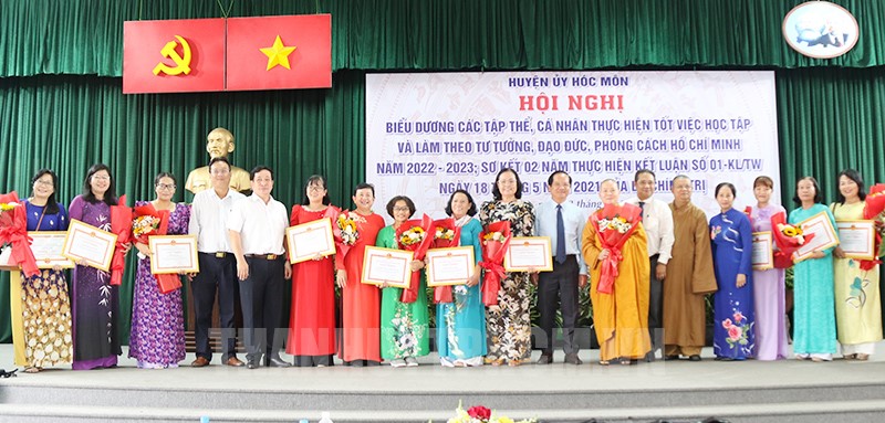 Lãnh đạo huyện Hóc Môn tặng hoa và trao giấy khen cho các cá nhân 