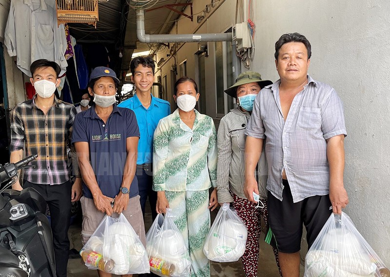 Anh Nguyễn Đức Vinh - Bí thư Đoàn phường Thạnh Lộc, Quận 12 trao quà cho các hộ dân ở trọ có hoàn cảnh khó khăn