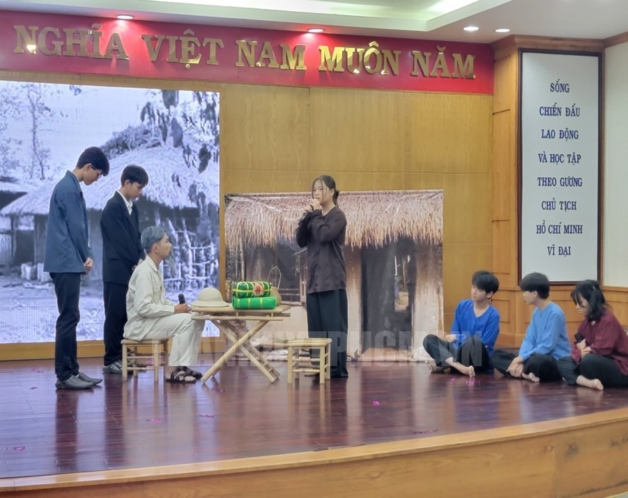 Hoạt cảnh kể chuyện về Bác do các em học sinh Trường THPT Tây Thạnh biểu diễn