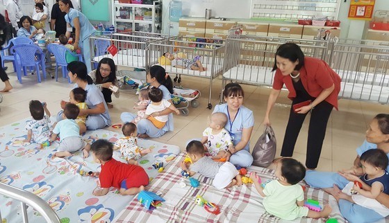 Trẻ em cần được giáo dục, chăm sóc đúng cách từ nhỏ. Trong ảnh là hoạt động nuôi dạy trẻ tại Trung tâm Nuôi dưỡng - Bảo trợ trẻ em Gò Vấp. (Ảnh minh họa: sggp.org.vn)