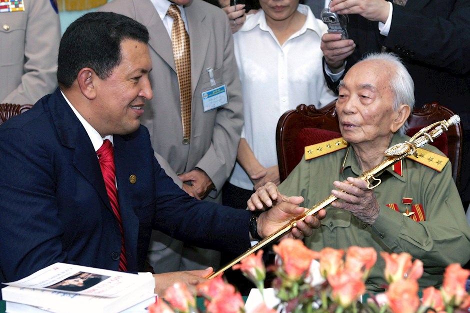 Tổng thống Venezuela Hugo Chavez tặng Đại tướng Võ Nguyên Giáp phiên bản thanh kiếm của anh hùng Simon Bolivar của Venezuela khi đến thăm Đại tướng tại nhà riêng ở Hà Nội, ngày 1/8/2006. (Ảnh: Reuters)