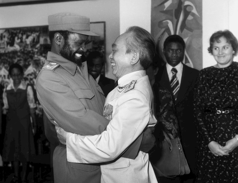 Nhà lãnh đạo Phong trào Giải phóng Mozambique (Frelimo) Samora Machel (trái), Tổng thống đầu tiên của Mozambique, chào mừng Đại tướng Võ Nguyên Giáp đến thăm nước này vào tháng 11/1980. (Ảnh: TTXVN)