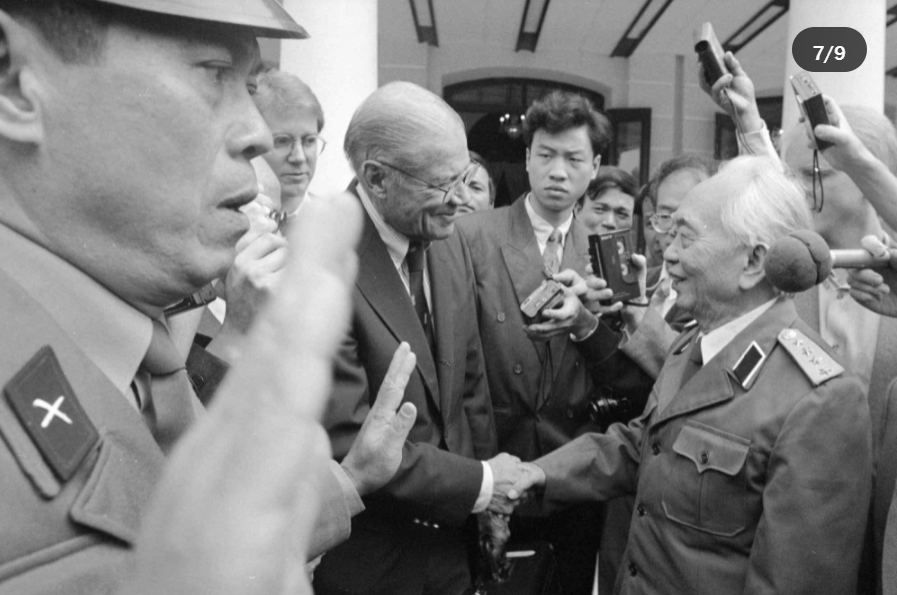 Đại tướng Võ Nguyên Giáp gặp cựu Bộ trưởng Quốc phòng Mỹ Robert McNamara (trái) vào tháng 11/1995 tại Hà Nội. (Ảnh: AP)