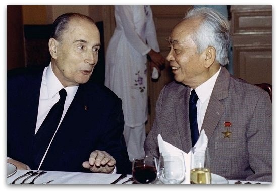 Tổng thống Pháp Francois Mitterrand (trái), trong chuyến thăm cấp Nhà nước đến Việt Nam, đã gặp Đại tướng Võ Nguyên Giáp ở Hà Nội, ngày 9/2/1993. (Ảnh: Reuters)