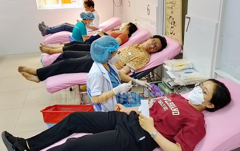 Đông đảo người hiến máu tình nguyện có hoàn cảnh khó khăn và cộng đồng doanh nhân Hội Chữ thập đỏ Phúc Lộc tham gia hiến máu nhân đạo.