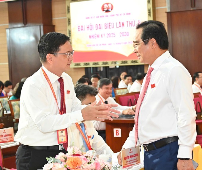 Đồng chí Nguyễn Văn Được trao đổi cùng đồng chí Nguyễn Mạnh Cường tại đại hội (Ảnh SGGP)