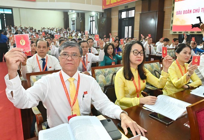 Đại biểu biểu quyết thông qua chương trình đại hội (Ảnh SGGP)