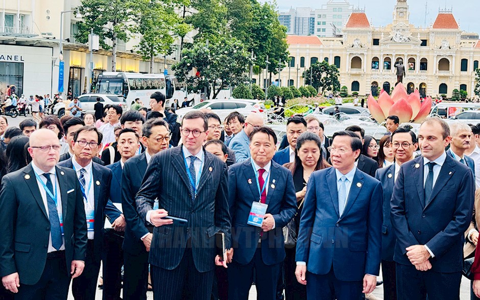 Đồng chí Phan Văn Mãi cùng các đại biểu quốc tế tham quan và được giới thiệu về GRECO 2024.