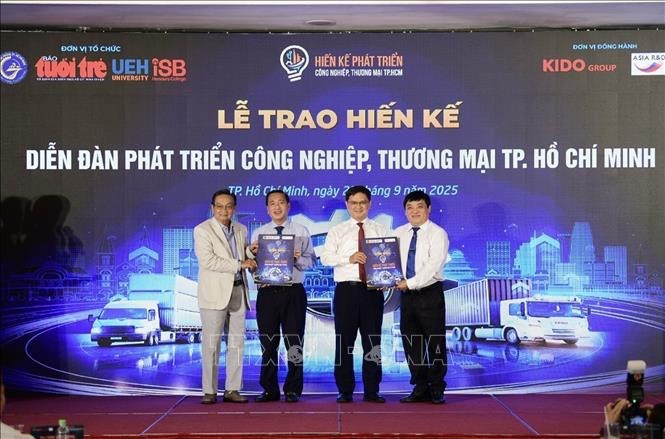 Ban tổ chức trao kỷ yếu hiến kế phát triển công nghiệp - thương mại - dịch vụ cho lãnh đạo TP Hồ Chí Minh