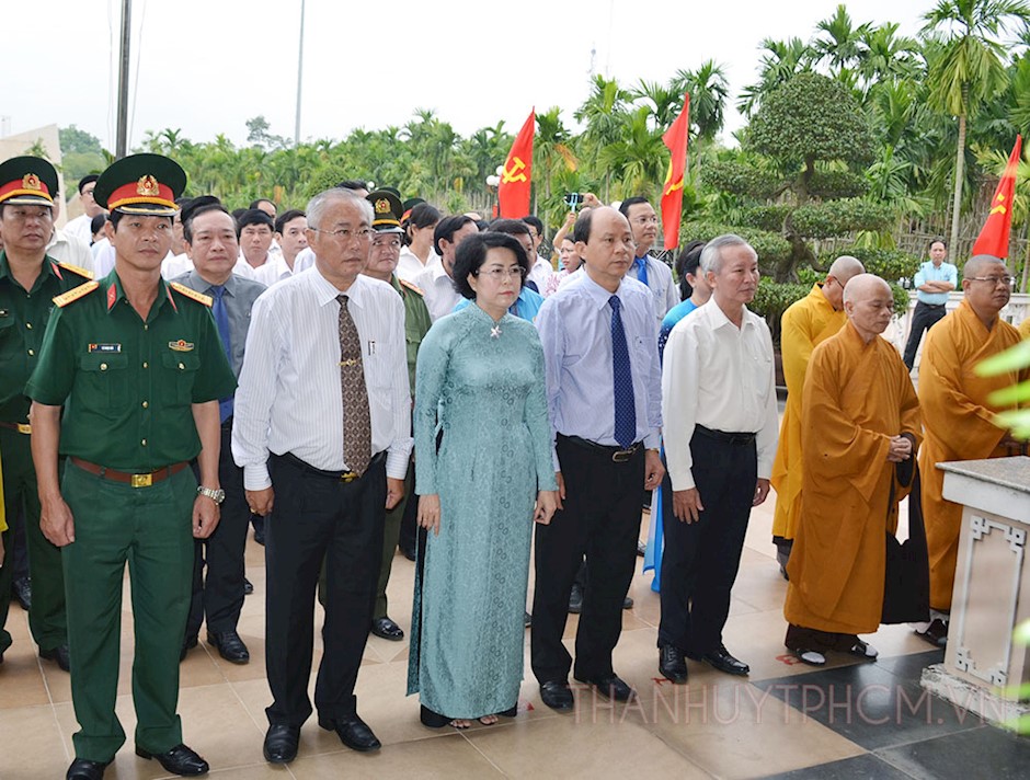 Các đại biểu tham dự lễ dâng hoa, dân hoa tại Di tích Lịch sử quốc gia Khu tưởng niệm Ngã Ba Giồng. (ảnh: Thy Dương)