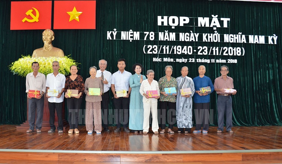 Chủ tịch Ủy ban MTTQ Việt Nam TPHM Tô Thị Bích Châu và Bí thư Huyện ủy huyện Hóc Môn tặng quà cho thân nhân các chiến sĩ tham gia cuộc Khởi nghĩa Nam kỳ. Ảnh: Thy Dương