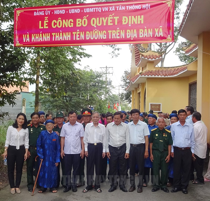 Đồng chí Phan Văn Khải chung vui cùng địa phương trong buổi lễ công bố quyết định và khánh thành tên đường trên địa bàn xã Tân Thông Hội