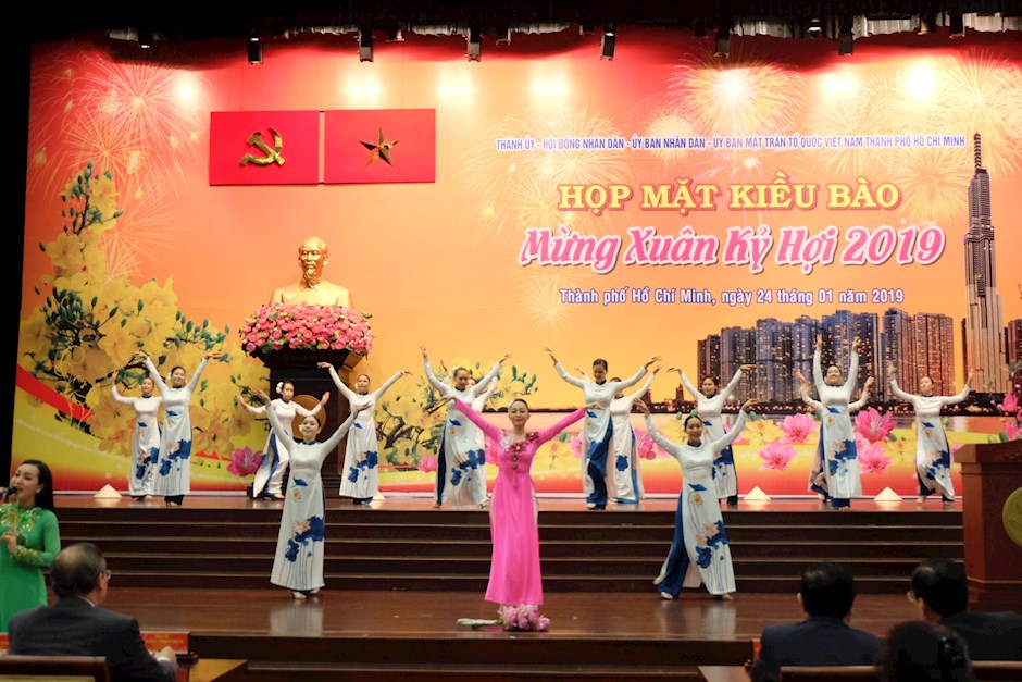 Một tiết mục văn nghệ tại buổi họp mặt kiều bào