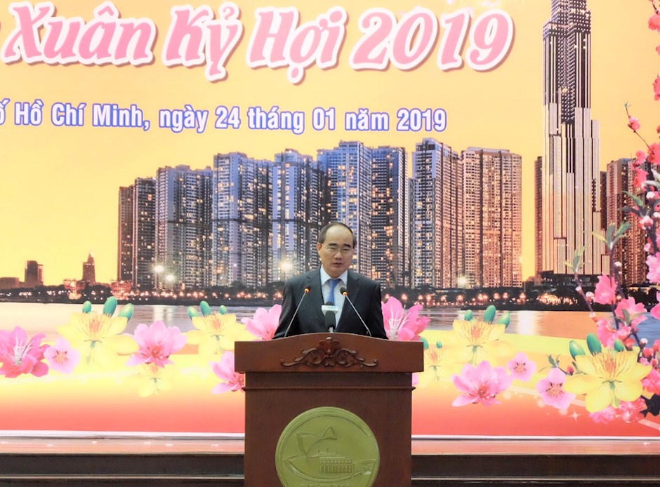 Bí thư Thành uỷ TPHCM Nguyễn Thiện Nhân phát biểu chúc mừng bà con kiều bào tại buổi họp mặt