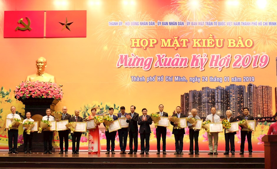 Các tập thể, cá nhân có thành tích xuất sắc được nhận Bằng khen tại buổi họp mặt