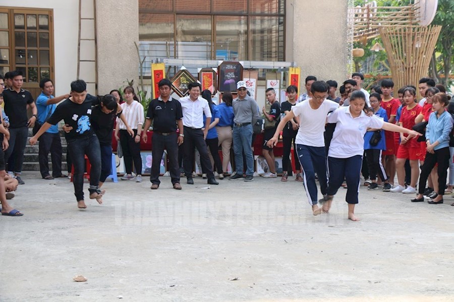 Trò chơi 2 người 3 chân được tổ chức trong những ngày giáp Tết