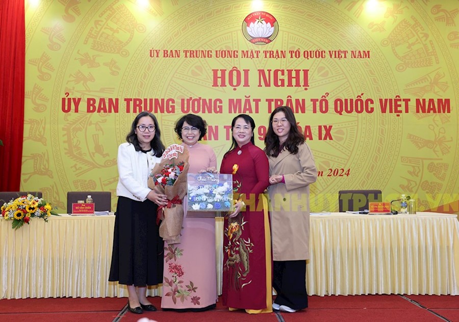Đại diện Ủy ban MTTQ Việt Nam TPHCM tặng hoa chúc mừng đồng chí Tô Thị Bích Châu