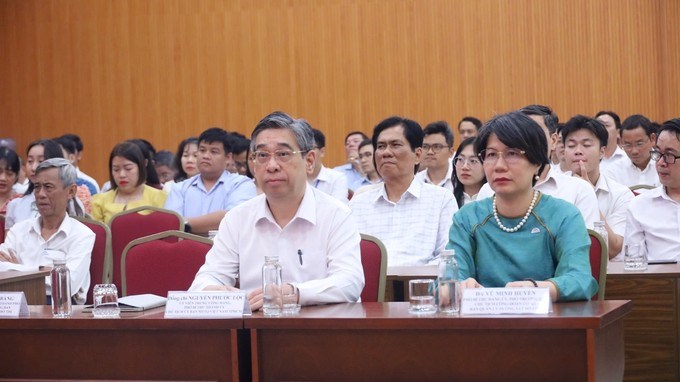 Đồng chí Nguyễn Phước Lộc nghe lãnh đạo Ban Quản lý Đường sắt đô thị TPHCM báo cáo kế hoạch thực hiện các tuyến metro. (Ảnh: SGGP)