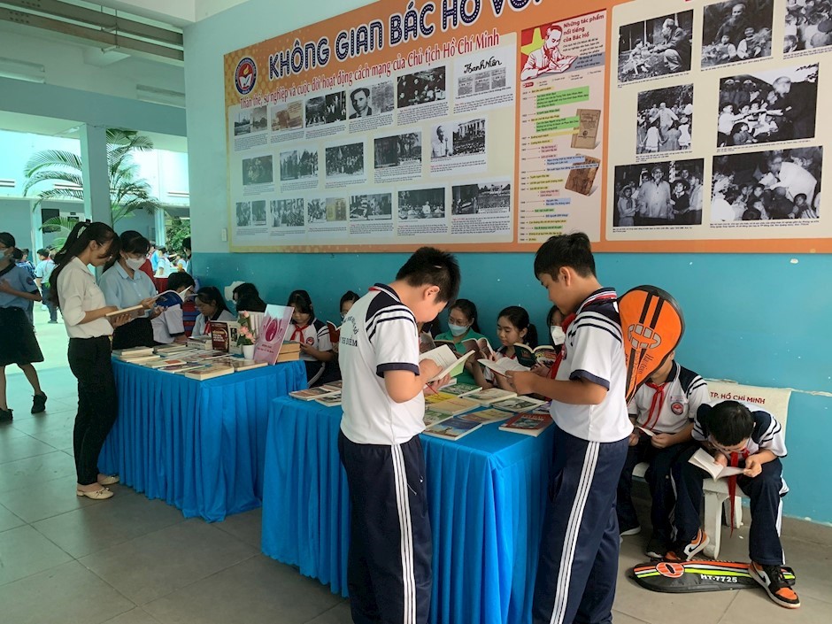 Các em học sinh tham quan tìm hiểu về các sách và tư liệu về Bác Hồ