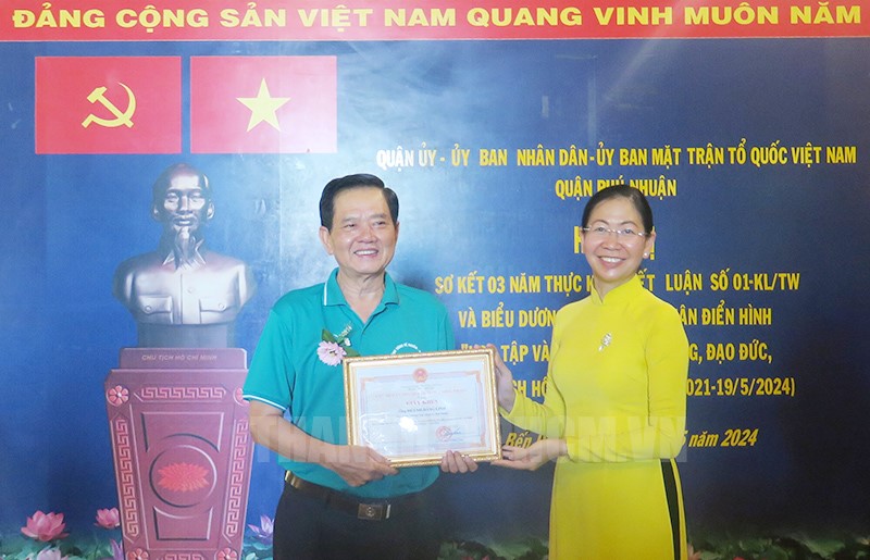 Bí thư Quận ủy Phú Nhuận Phan Thị Thanh Phương biểu dương cá nhân điển hình cấp quận.