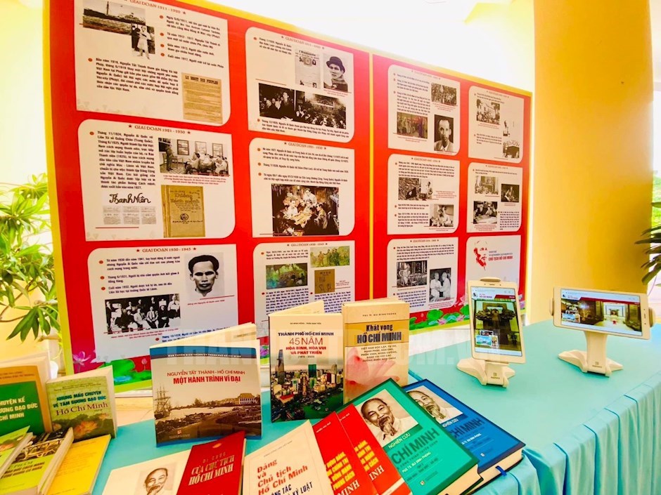Một khu vực trưng bày sách trong Không gian văn hóa Hồ Chí Minh tại phường Linh Chiểu