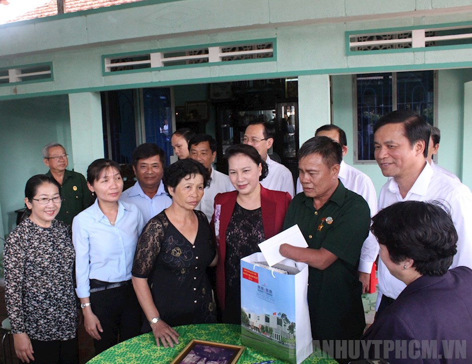 Chủ tịch Quốc hội Nguyễn Thị Kim Ngân thăm thương binh Phan Văn Đu