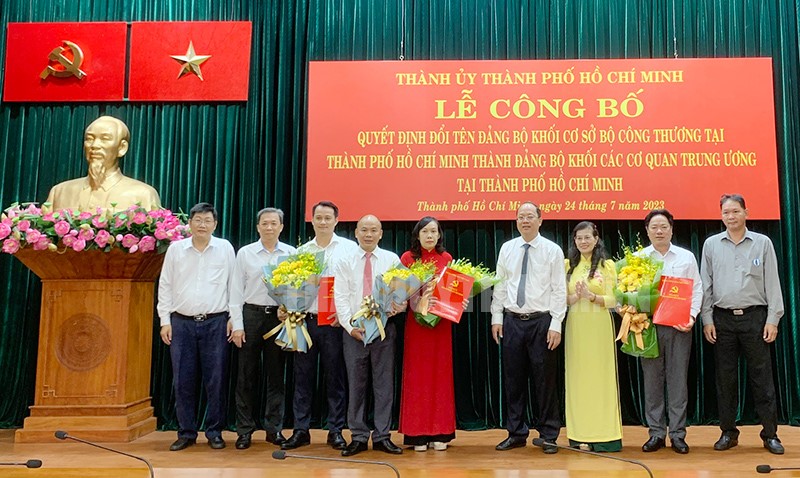 Đồng chí Nguyễn Hồ Hải trao quyết định cho các cá nhân.