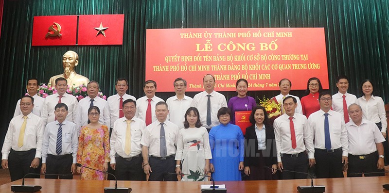 Đồng chí Nguyễn Hồ Hải cùng các đại biểu chụp hình lưu niệm tại buổi lễ.