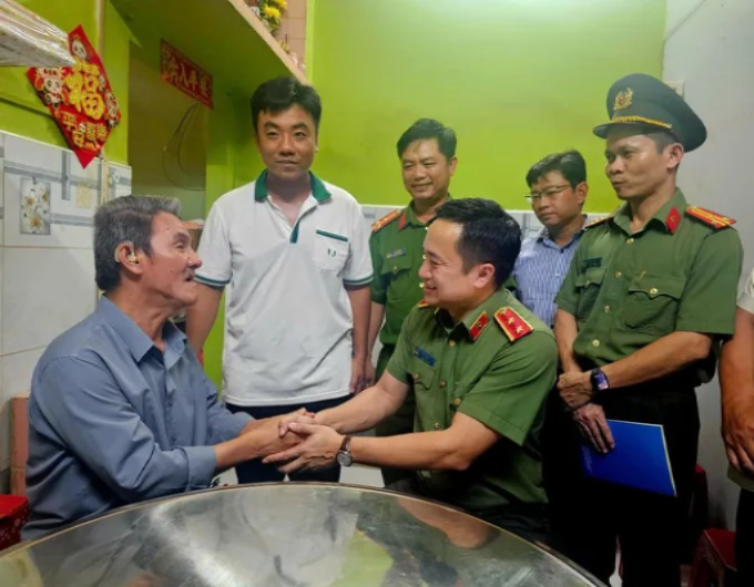 Trung tướng Mai Hoàng cùng đoàn công tác thăm hỏi ông Trần Văn Dũng