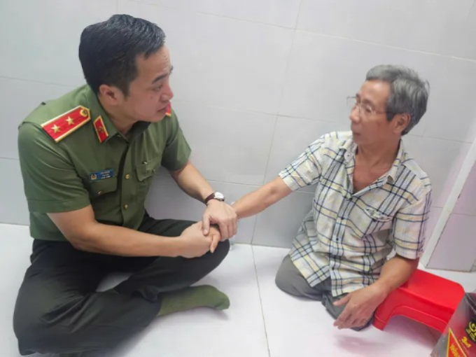 Trung tướng Mai Hoàng ân cần thăm hỏi ông Phạm Văn Tân, là thương binh hạng ¼