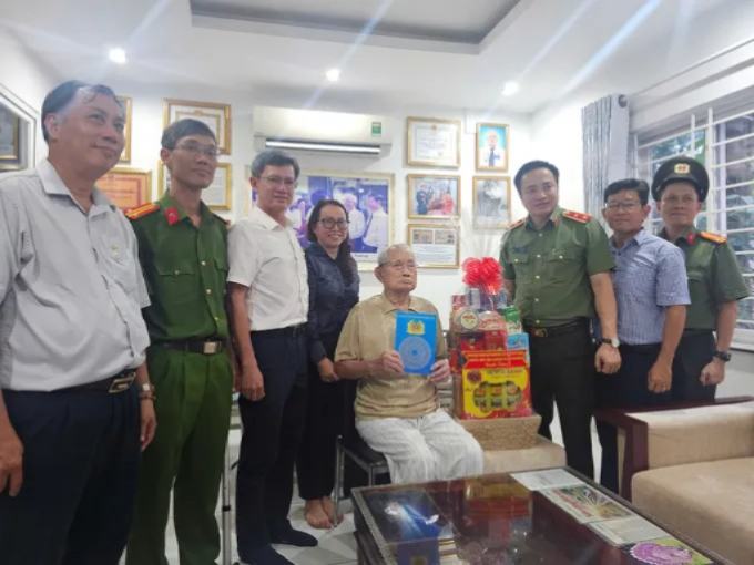 Đoàn đại biểu TPHCM trao quà đến ông Phạm Ngọc Ân