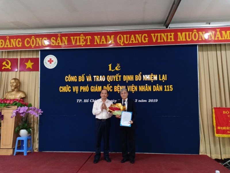 PGS.TS.BS. Tăng Chí Thượng – Phó Giám đốc Sở Y tế, trao quyết định tái bổ nhiệm chức vụ Phó Giám đốc Bệnh viện Nhân dân 115 cho TS.BS. Đỗ Quốc Huy, tháng 3/2019