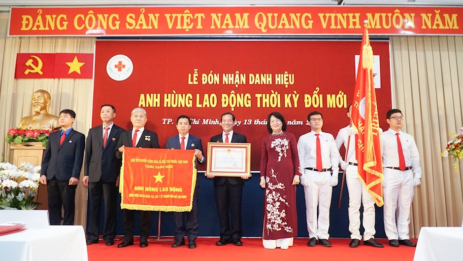 Tập thể lãnh đạo Bệnh viện Nhân dân 115 đón nhận danh hiệu Anh hùng Lao động thời kỳ đổi mới, tháng 1/2021