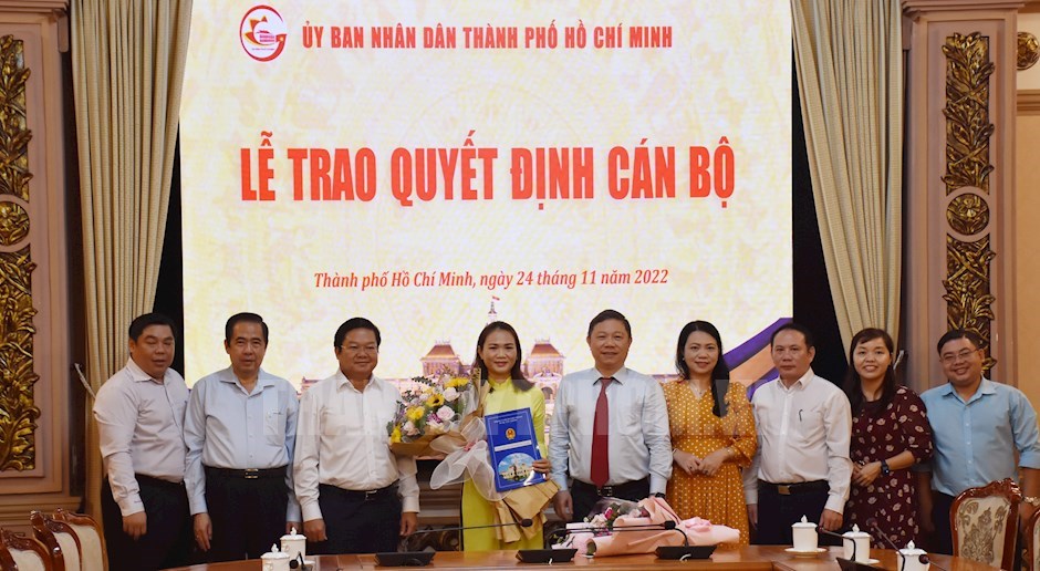 Các đại biểu tặng hoa chúc mừng đồng chí Huỳnh Lê Như Trang